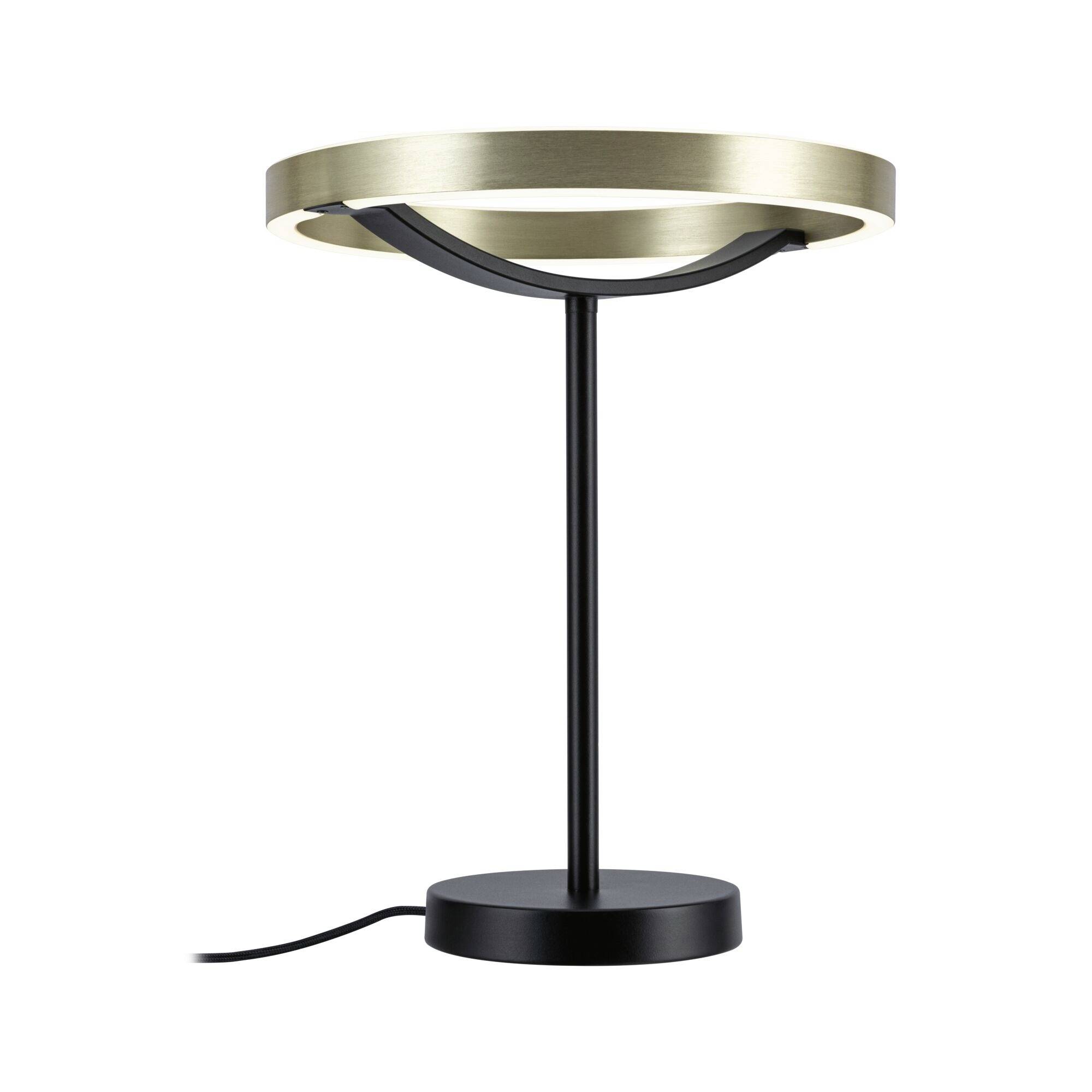 Moderne bordlampe med sort base og stang, topet med en børstet guldfarvet cirkulær LED-ring og synligt strømkabel.