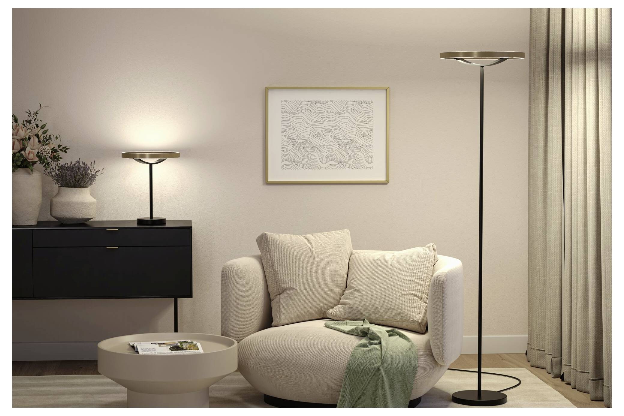 Moderne stue med en beige lænestol, gulvlampe, vægkunst, sidebord og gardiner, blidt oplyst og minimalistisk.