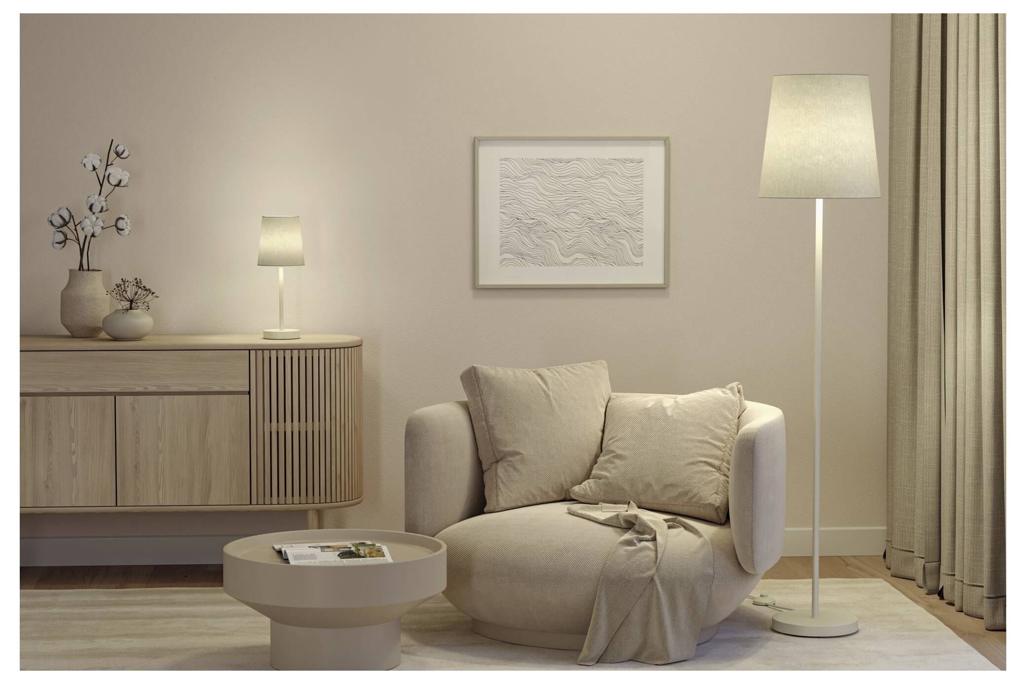 Minimalistisk beige stue med en afrundet loungestol, sidet, skab, standerlampe, vægkunst og gardiner.