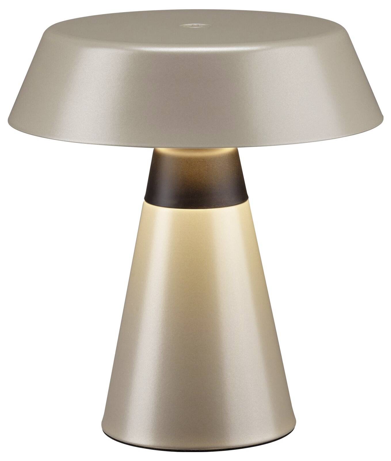 Moderne beige bordlampe med bred tromle-skærm og tilspidset metallisk sok på hvid baggrund.