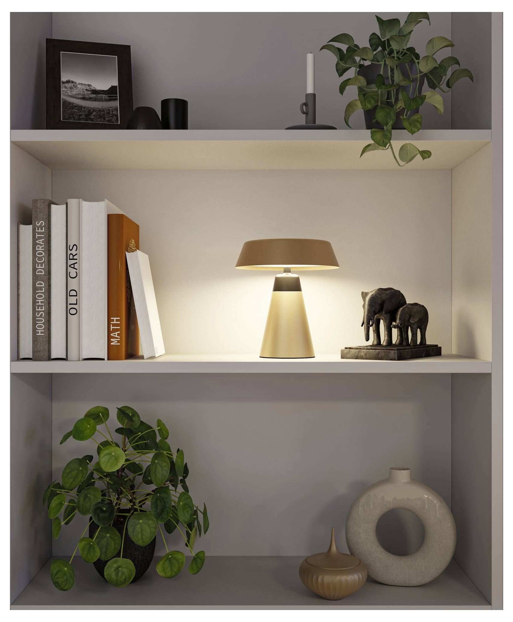 Moderne køkken med trækabinetler, store vinduer, ø-køkkenmodul og spisebord i et lyst åbent rum.