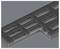 3D CAD-illustration af en mørk metalplads med flere rektangulære spalter og indskæringer, vist i perspektiv med nummererede udskæringer.