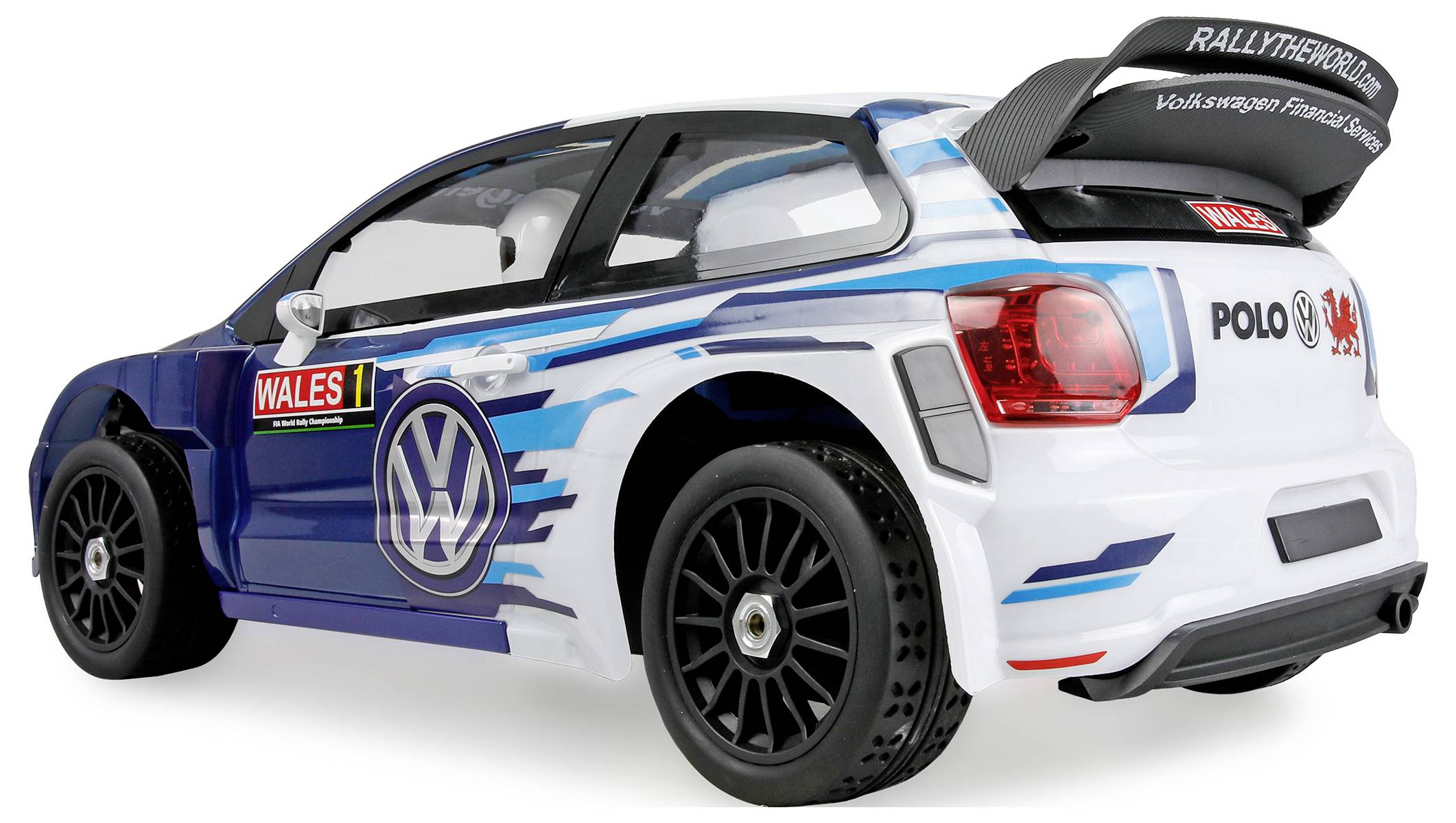 Hvid Volkswagen Polo rallybil med blå racing-striber, Wales 1-livery, oversize bagvinge, vist i sidebagtilsyn på hvid baggrund.