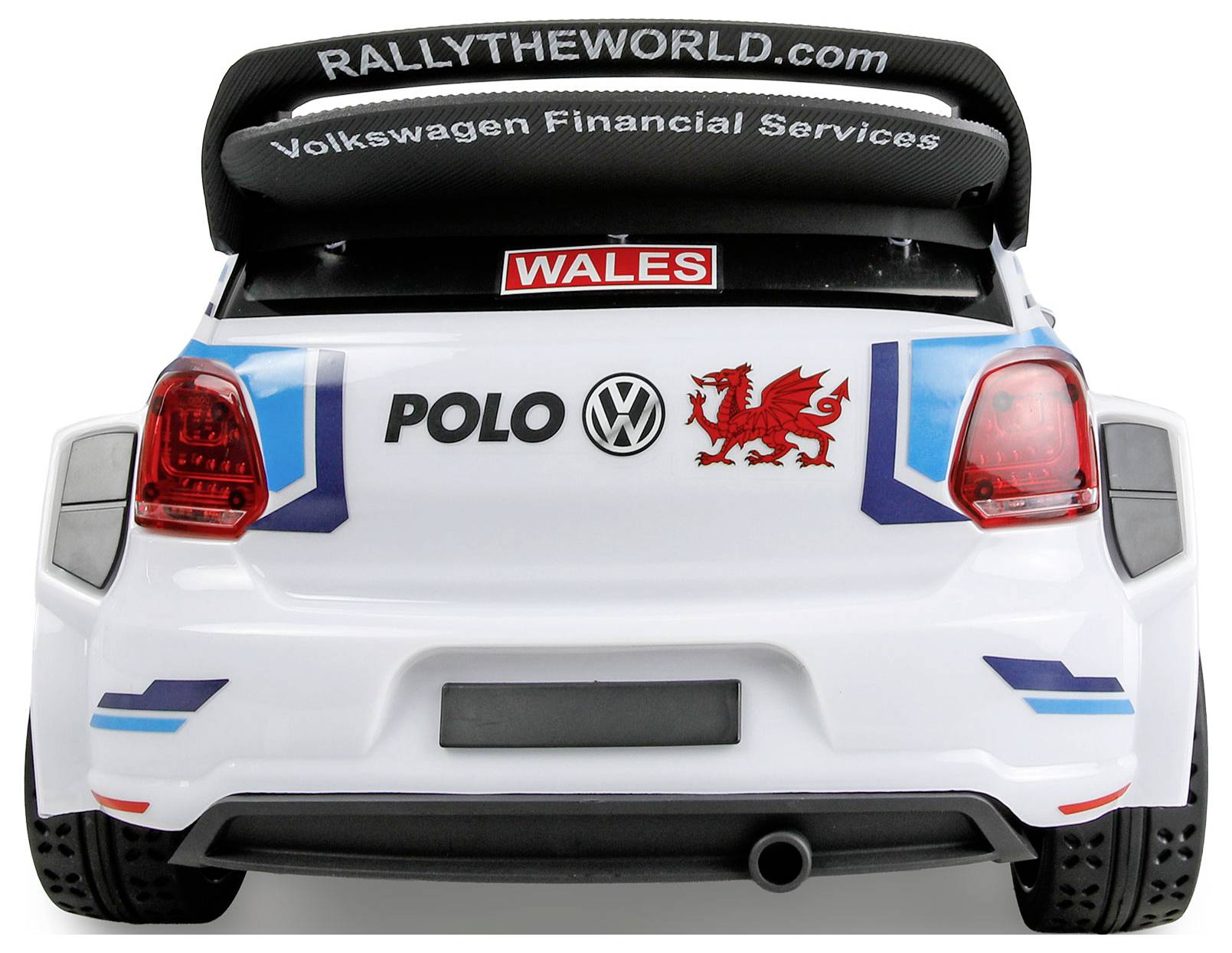 Bagudsynet af en hvid Volkswagen Polo rallybil med "Wales" og sponsordekaler, herunder en stor bagvinge og racerdæk.