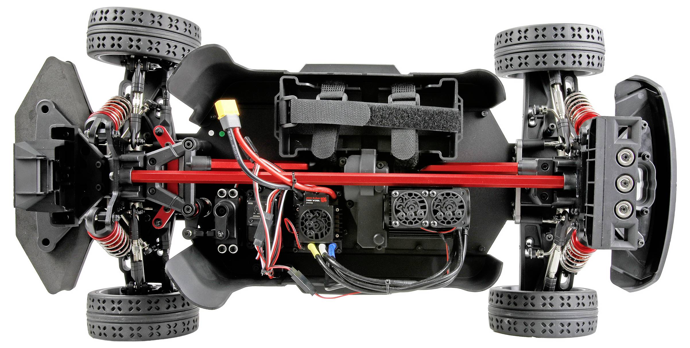 Topview af et fjernstyret bil-chassis med fire hjul, eksponeret ophængning, elektriske ledninger, motor og batterirum.
