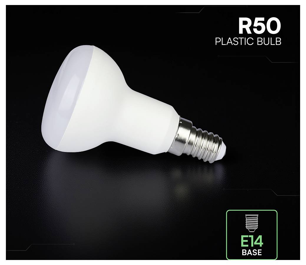 Hvid R50 plastikpære med E14-sokkel, vist på sort baggrund og mærket 'R50 PLASTIKPÆRE' og 'E14 SOKKEL'.