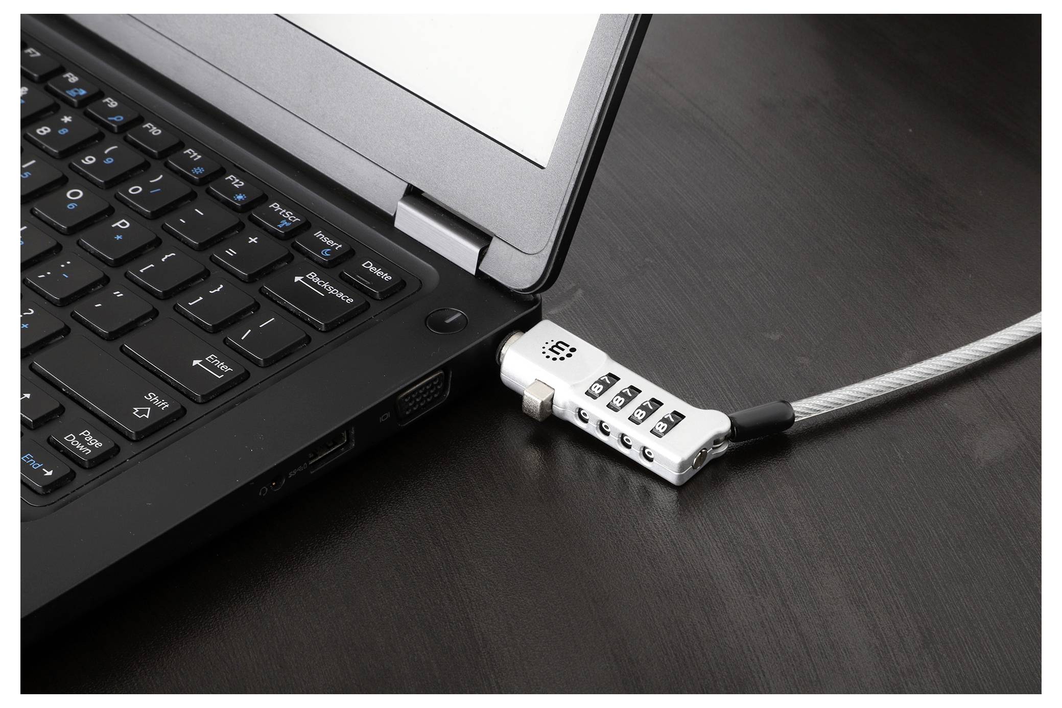 Bærbar computer forbundet til en skrivebordskabelås med kombinationslås, der sikrer computeren til bordet.