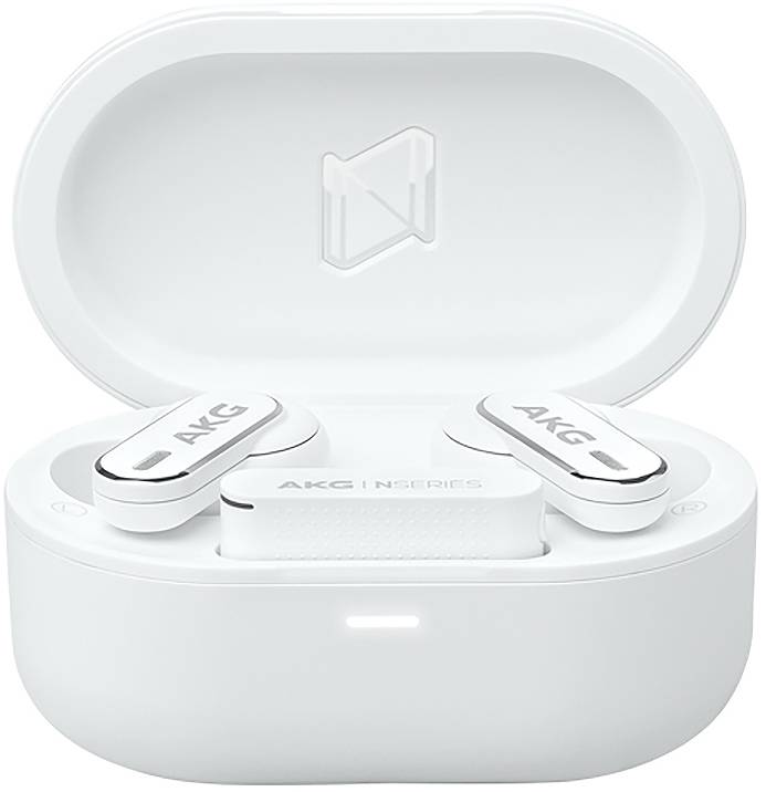 Hvide AKG trådløse øretelefoner i et åbent opladningsetui, vist i en produktstil close-up.