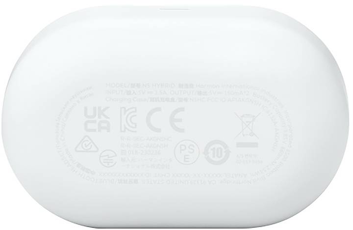 Hvid oval elektronisk enhed undersiden med svage lovmæssige mærker, certificeringsmærker og et symbol med skraldespand gennemstreget.