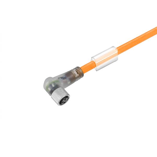 Detaljeret billede af et orangefarvet kabel med en vinklet stikpropp tilsluttet.