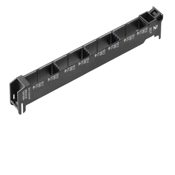 Sort plastik rackmount-kabelstyringsbøjle med flere åbne slots og monteringstabs.