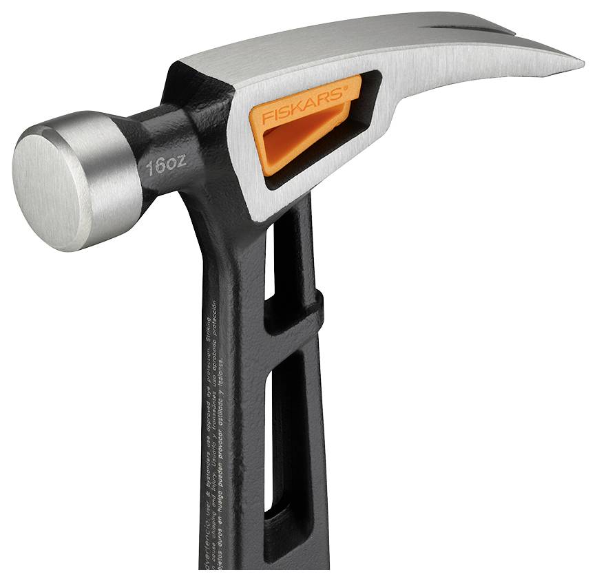Tæt optagelse af en Fiskars 16 oz klovehammer med sort håndtag og sølvfarvet metalhovede på hvid baggrund.