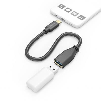 USB-C til USB-A-adapterkabel forbundet til en smartphone, der viser et sort kabel med en hvid USB-A-stik og en USB-C-ende.