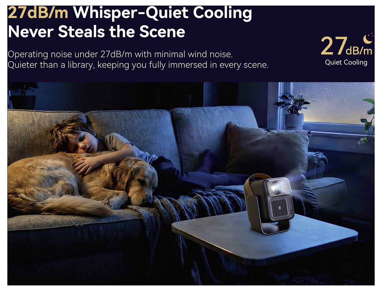Kampagnebillede af en stille bærbar køleenhed ved siden af en sofa, hvor en kvinde sover med en hund, fremhæver '27 dB/m hviskerstille køling' og lydsvag drift.
