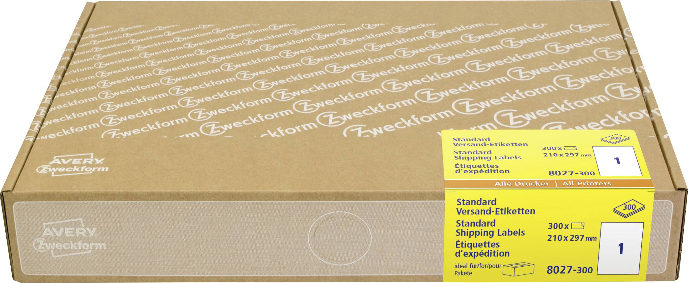 En papkasse med Avery Zweckform standard-forsendelsesmærkater, med gule produktmærkater på enden, der viser varenummer 8027-300 og størrelse 300 x 210 mm.