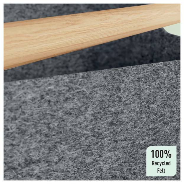 Nærbillede af en trætoneret bar over grå filt med et etiket, der læser "100% Recycled Felt" i nederste højre hjørne.
