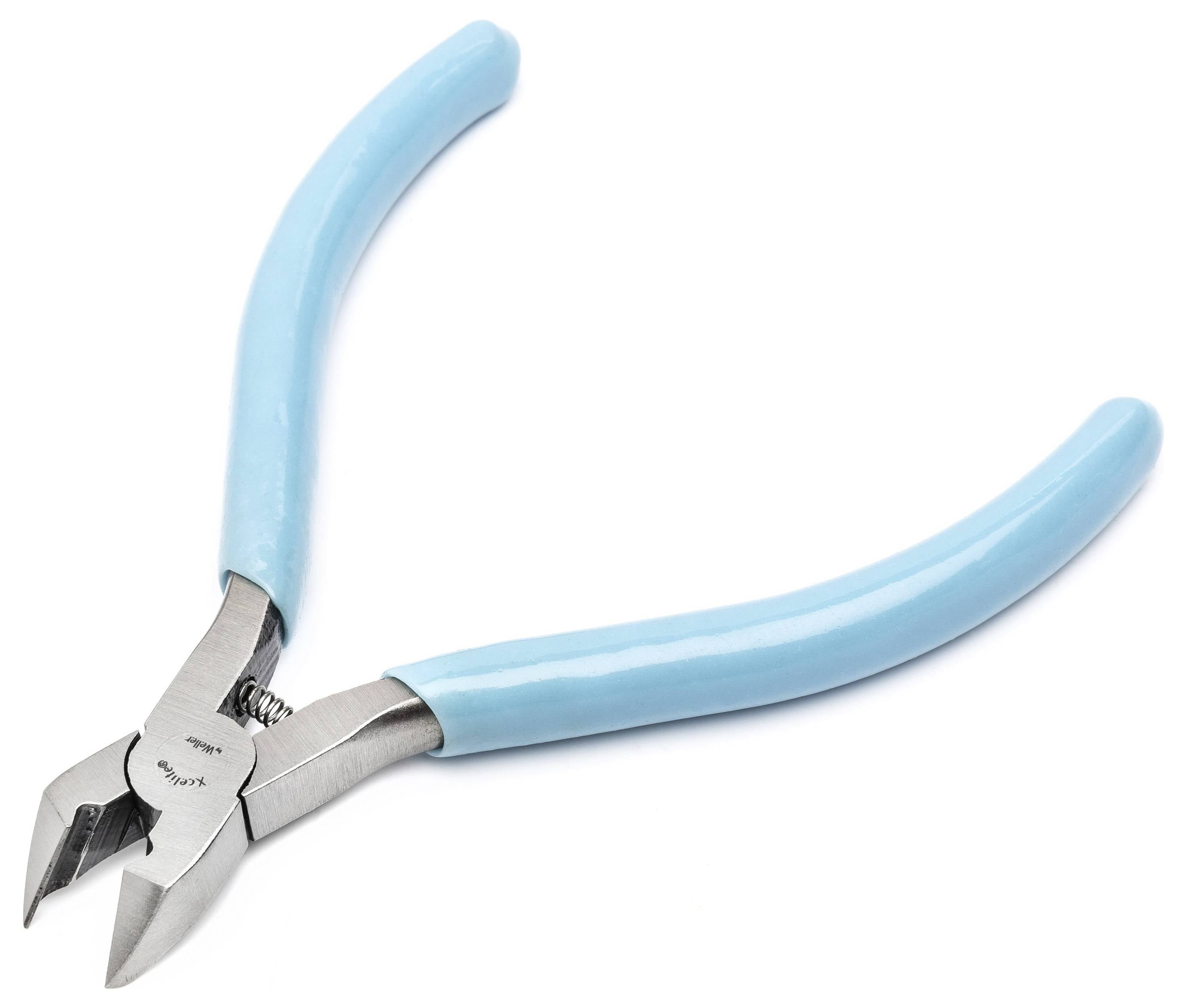 Blå håndtagssakse med metalliske kniver på hvid baggrund.