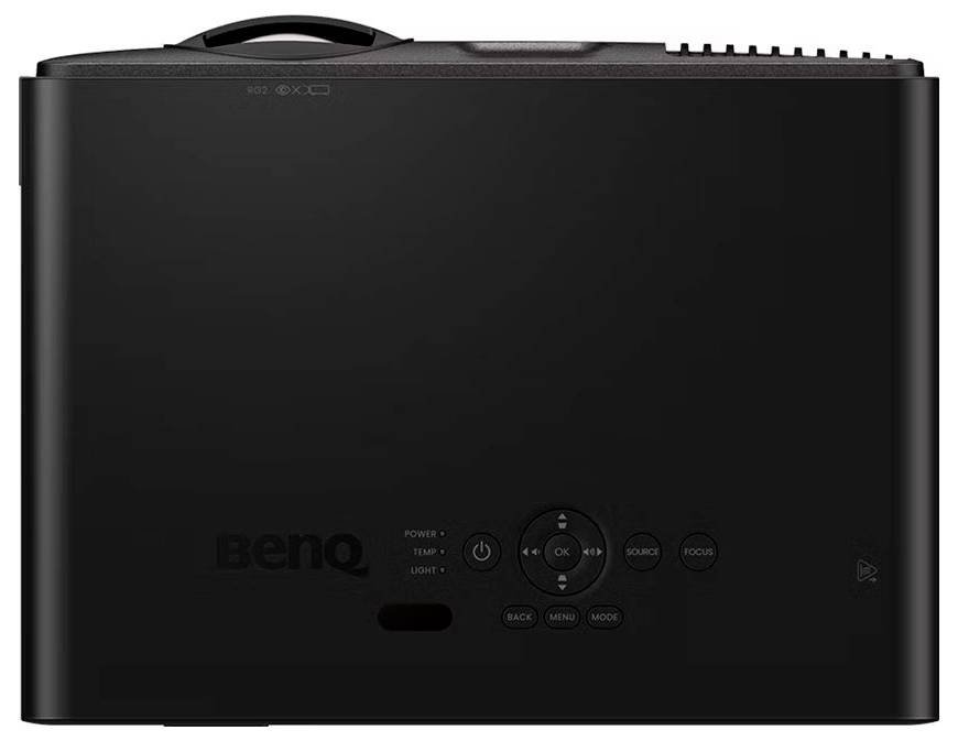 Frontvisning af en sort BenQ-projektor med håndtag og kontrolknapper på toppen, vist mod en hvid baggrund.
