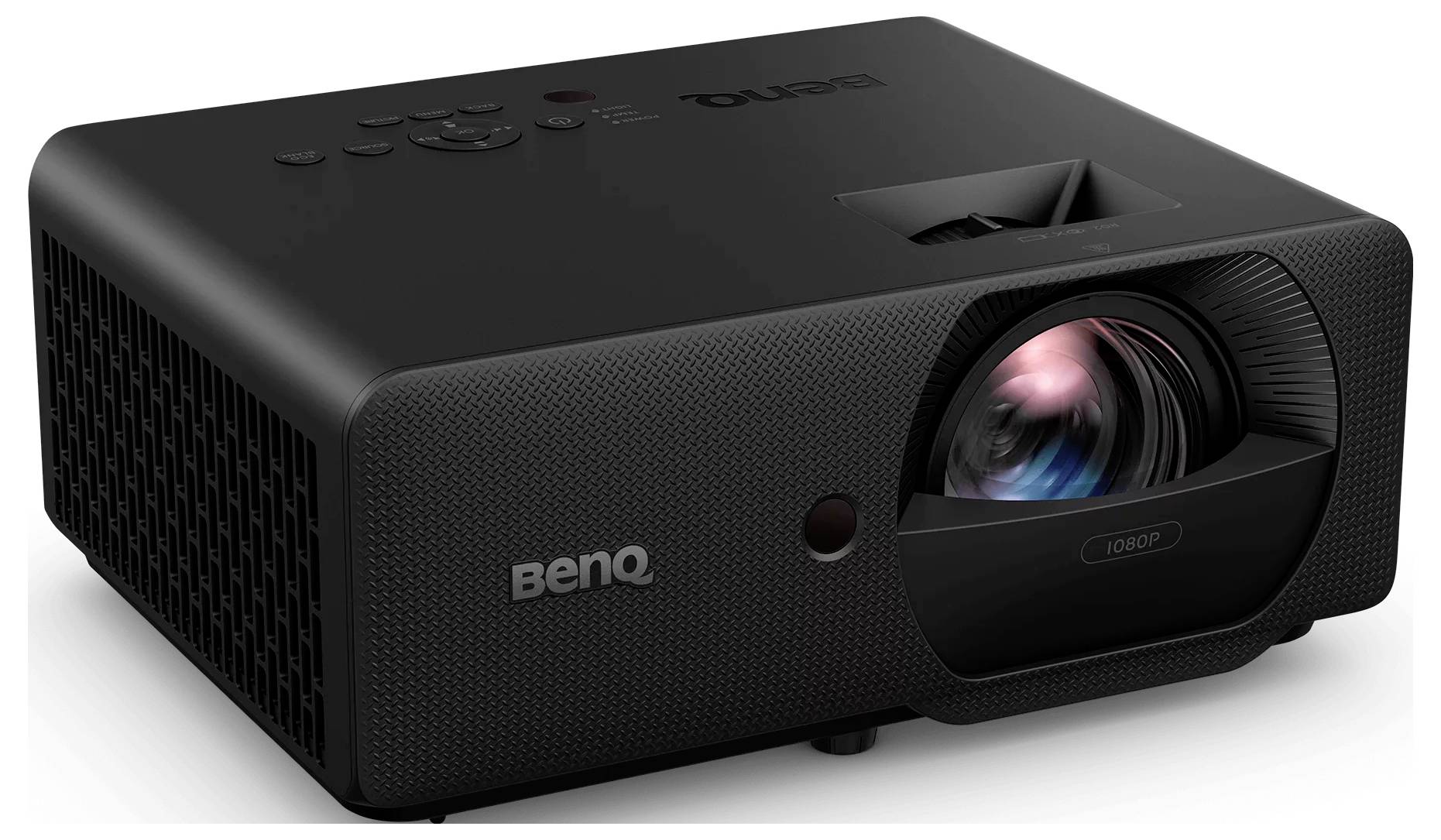 Sort BenQ-projektor vist fra forside-venstre, med linse, kontrolknapper og ventilationsgitter synlige.