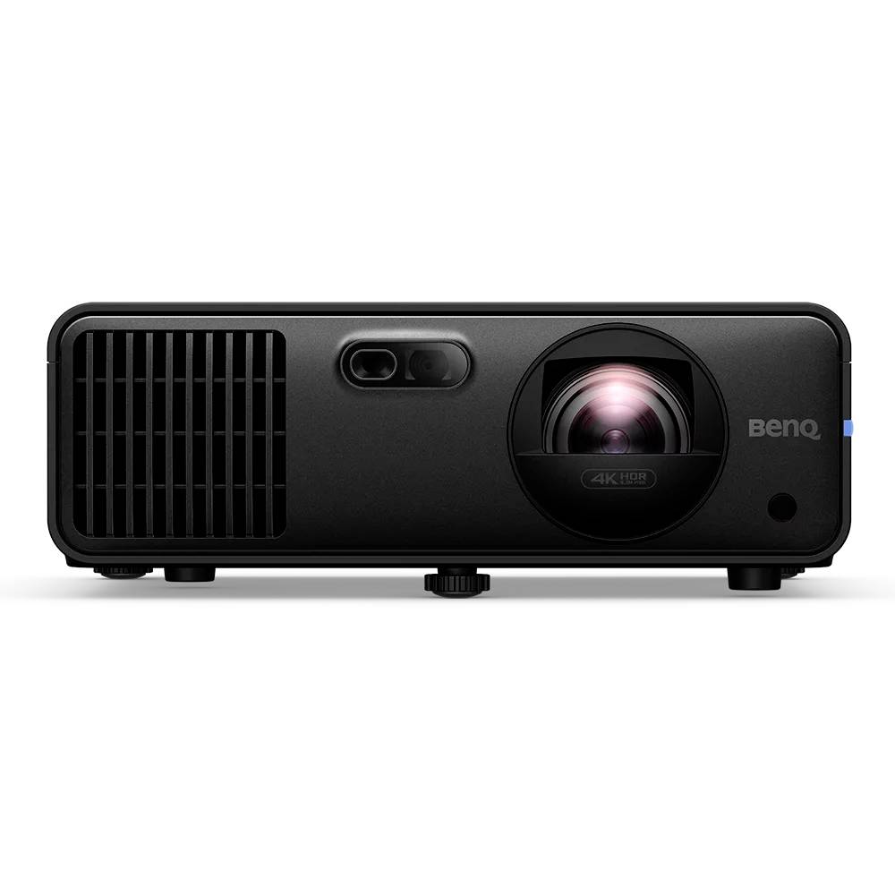 Sort BenQ-projektor forfra med ventilgitter på venstre side, objektiv på højre side og 4K-mærkat under objektivet.