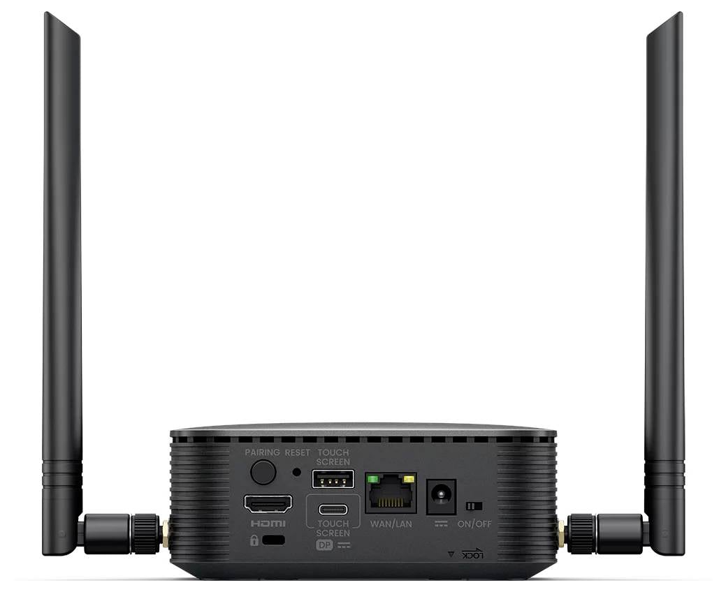 Bagside af en sort router med to høje antenner og porte mærket HDMI, USB, WAN/LAN, strøm og touchskærm.