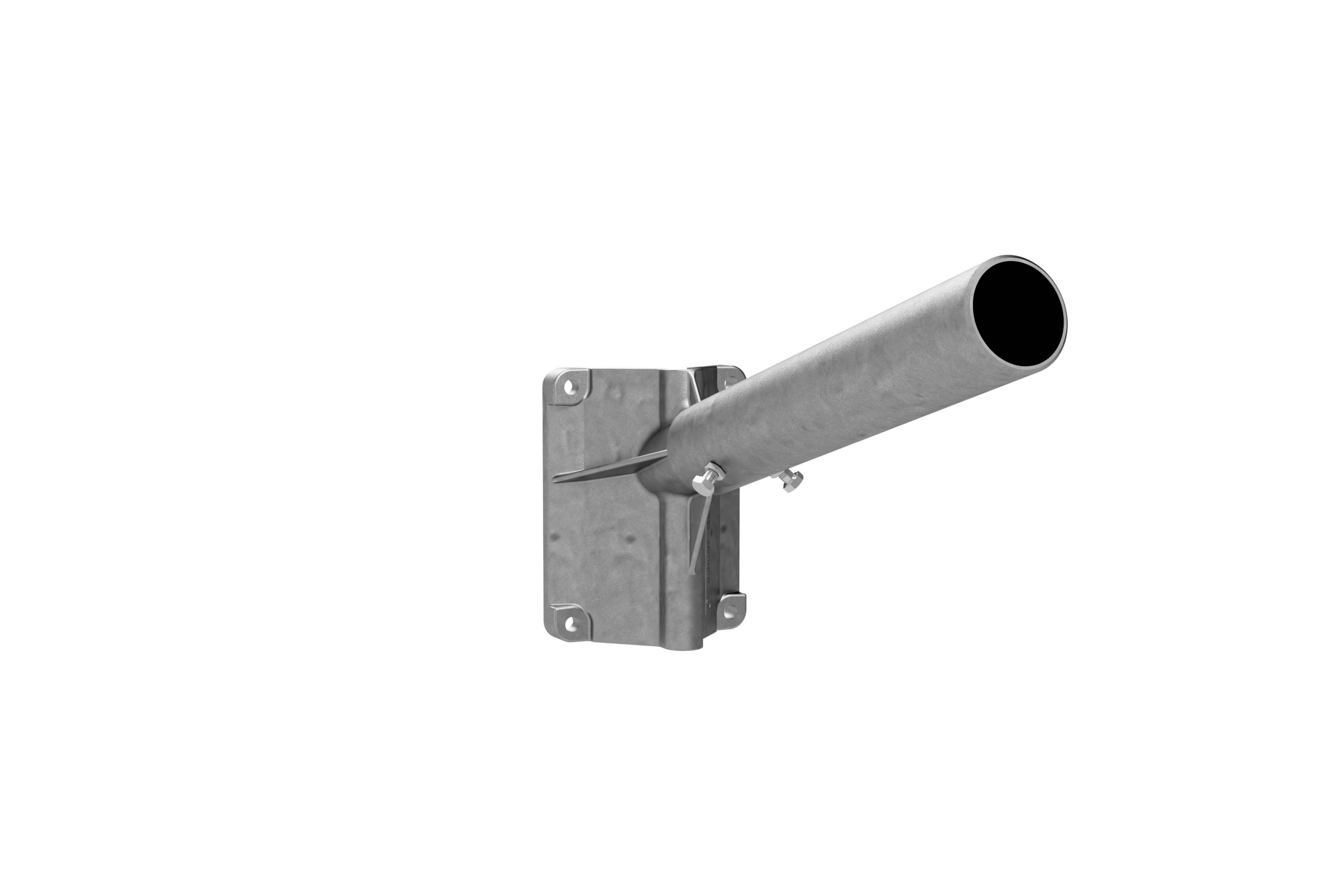 En metalbygningsklampe, der holder et diagonalt cylindrisk rør eller tube, vist isoleret på hvid baggrund.