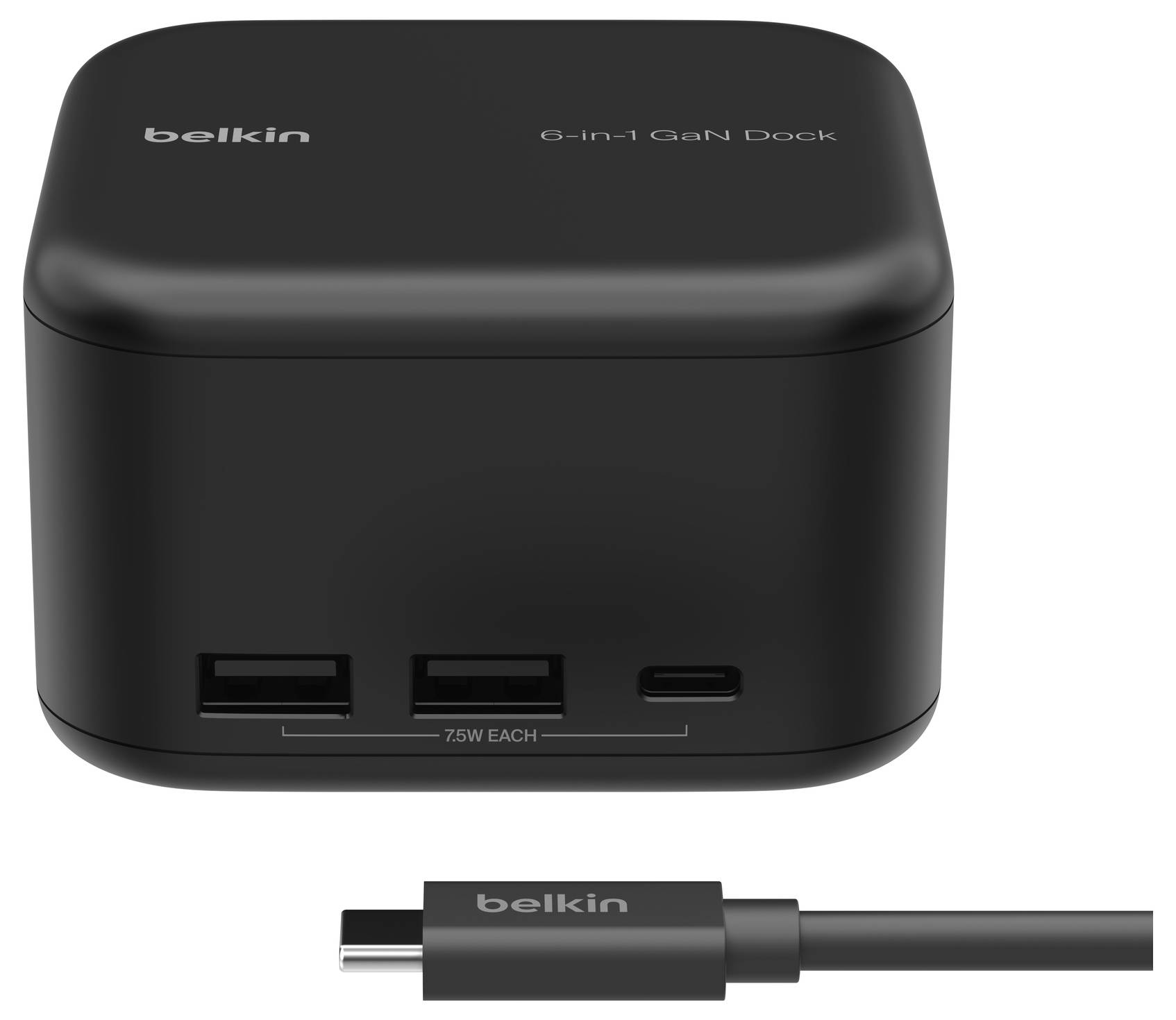 Belkin 6-in-1 GaN-dock, en sort terningformet USB-C-oplader med to USB-A-porte og en USB-C-port, plus et USB-C-kabel vist nedenfor.