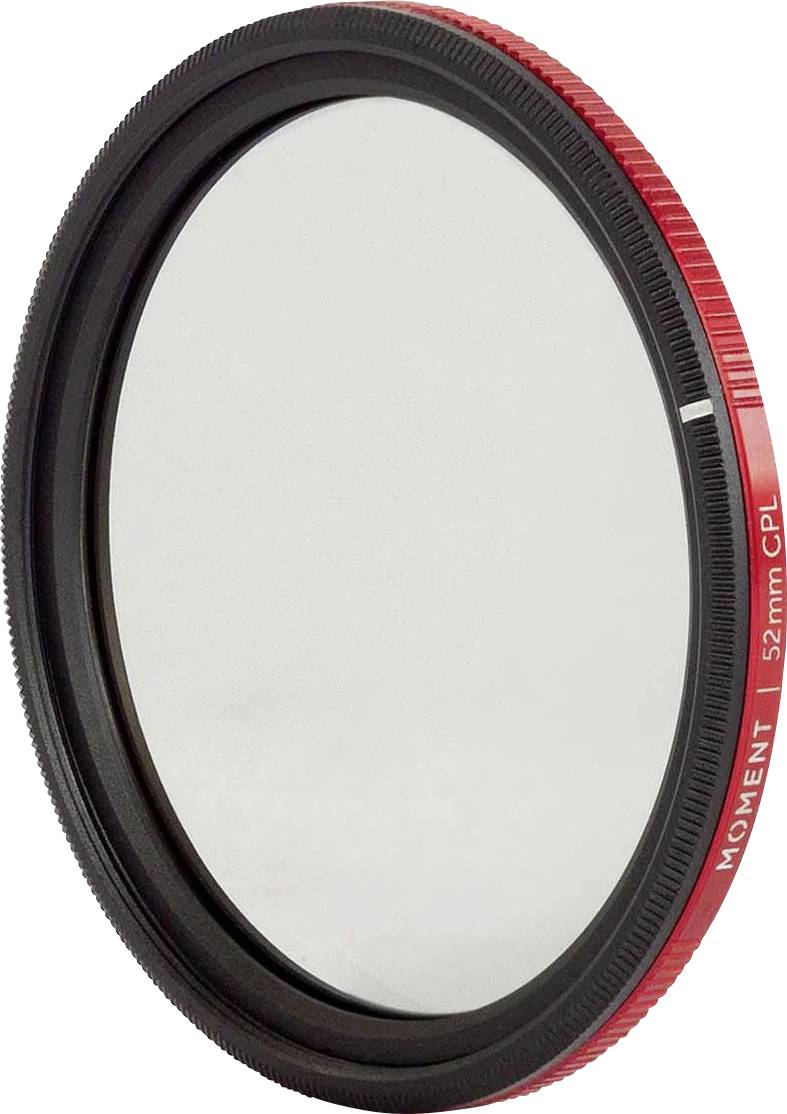 Cirkulært kameralinsefilter med sort kant og rød kant mærket "MOMENT CPL" og "52mm", vist på hvid baggrund.