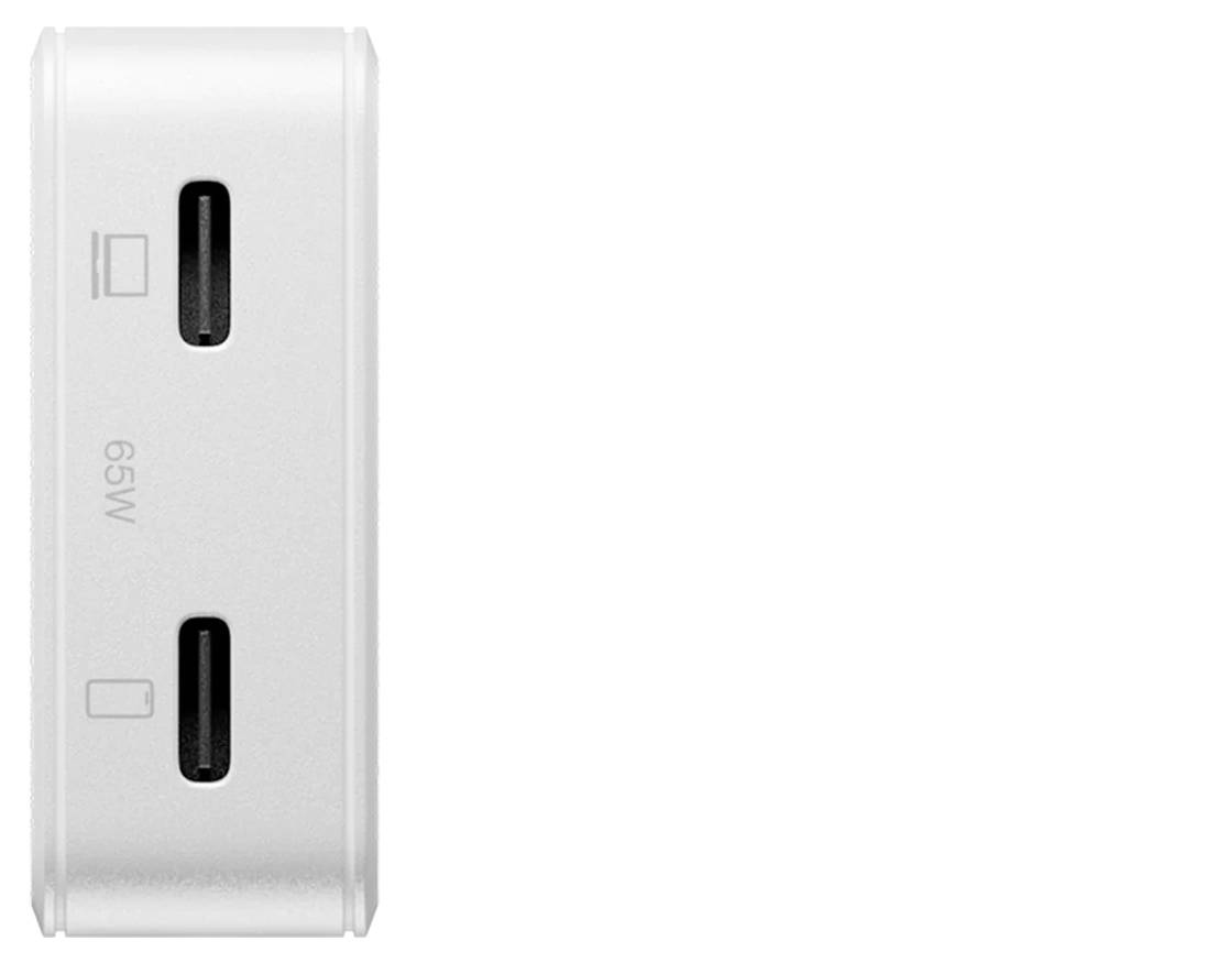 Nærbillede af en sølvfarvet enheds sidepanel med to USB-C-porte mærket "65W".