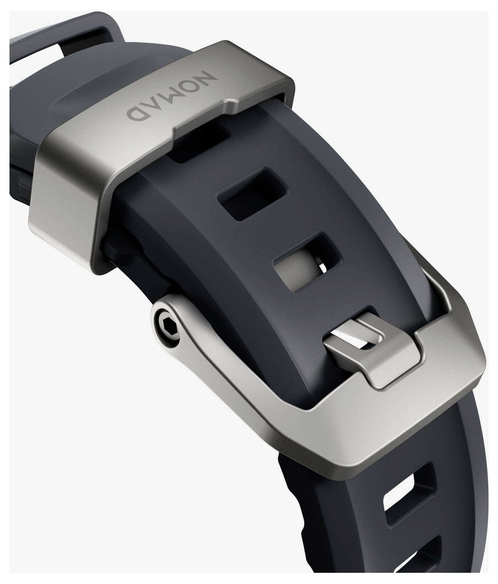 Closeup af en sort smartwatch-rem med en sølvfarvet metallås og spænde, der viser fastgøringsmekanismen og rem-huller.