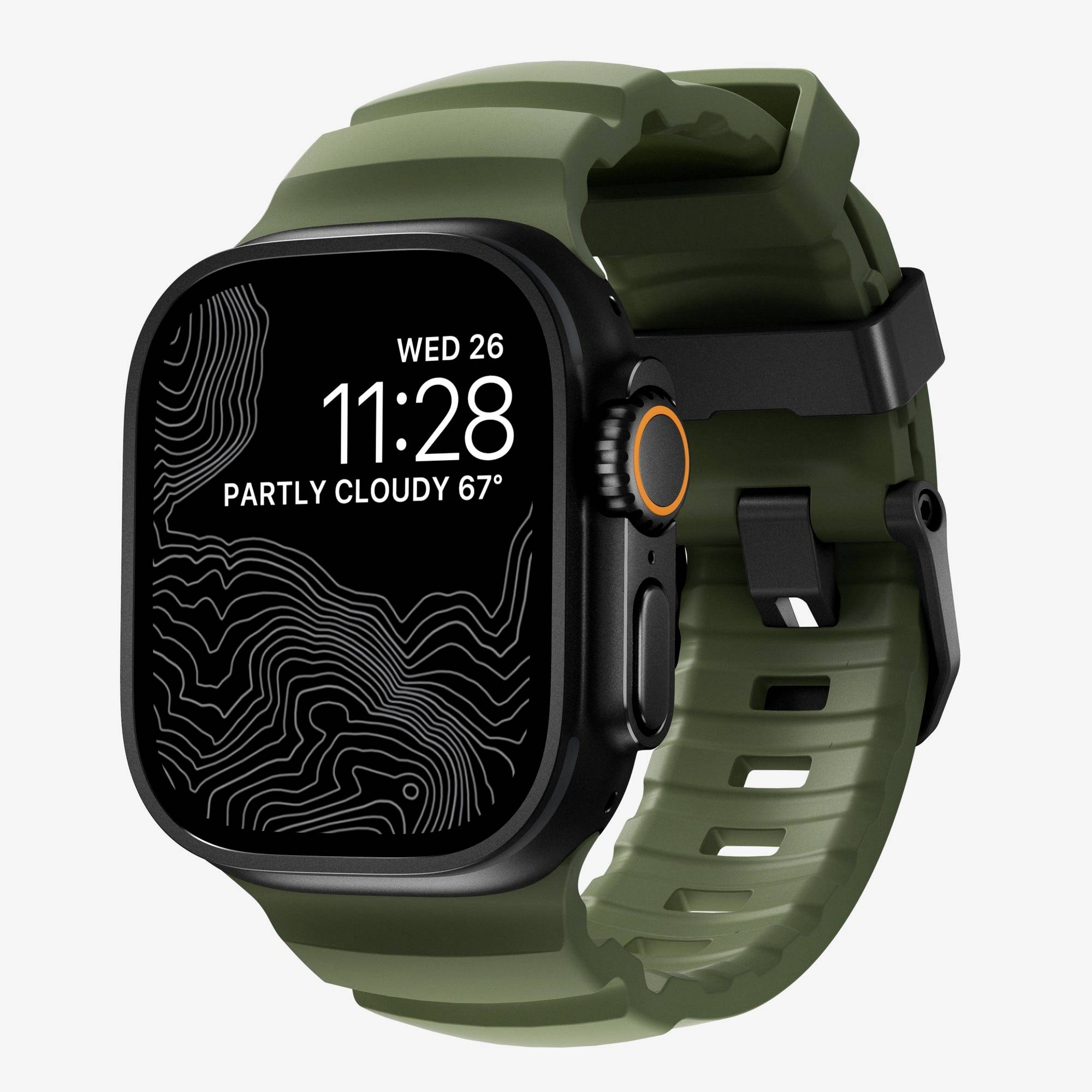 Grønt robust smartwatch med sort kvadratisk display, der viser 11:28, ON 26 og 'DELVIST SKYET 67°' på en topografisk-lignende skærm.