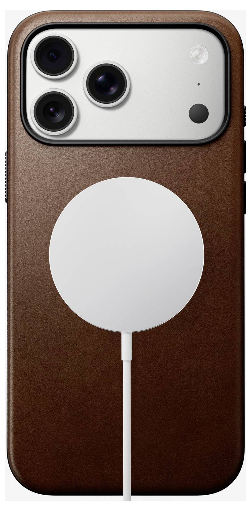 Brun iPhone-etui med en stor hvid MagSafe-opladningspuck fastgjort, vist fra bagsiden med tredobbelt kameraudskæring.