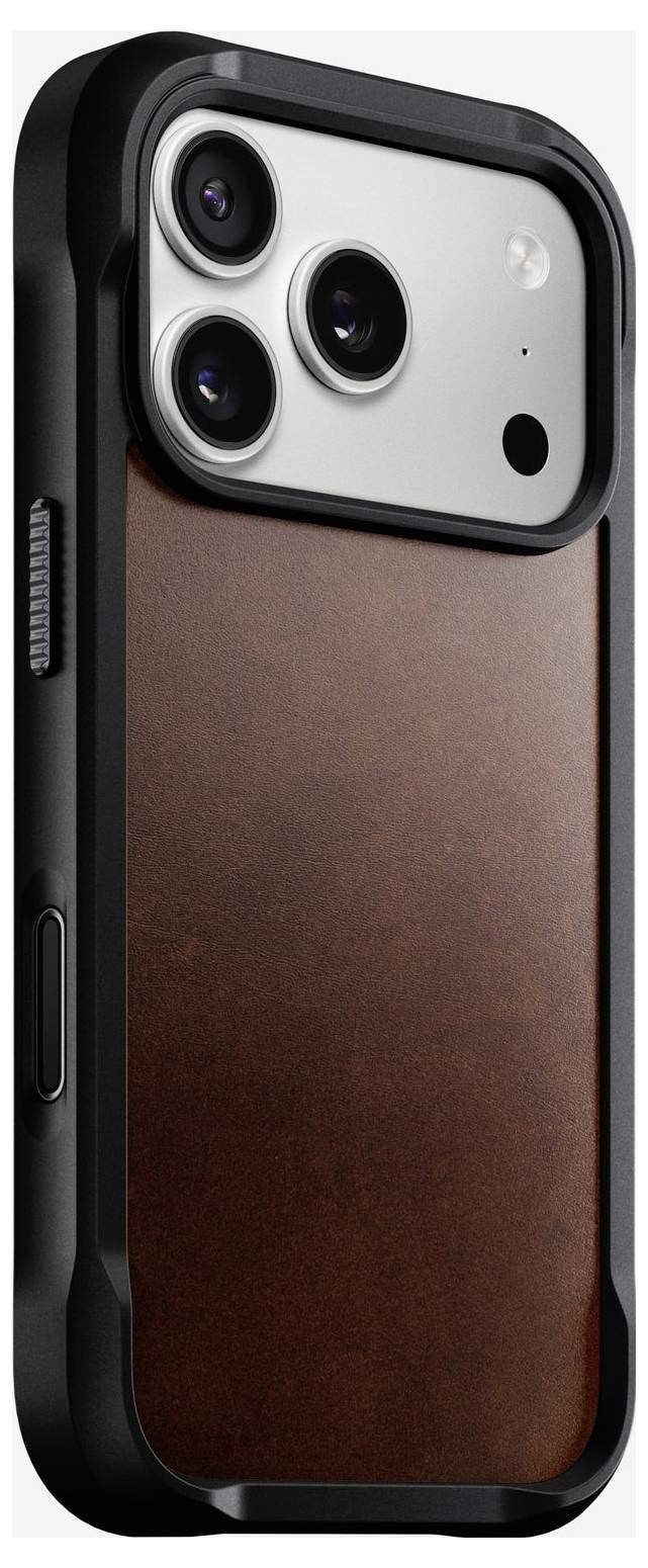 Nærbillede af en smartphone i et sort robust etui med en brun ryg, der har et tredobbelt kamermodul og sideknapper.