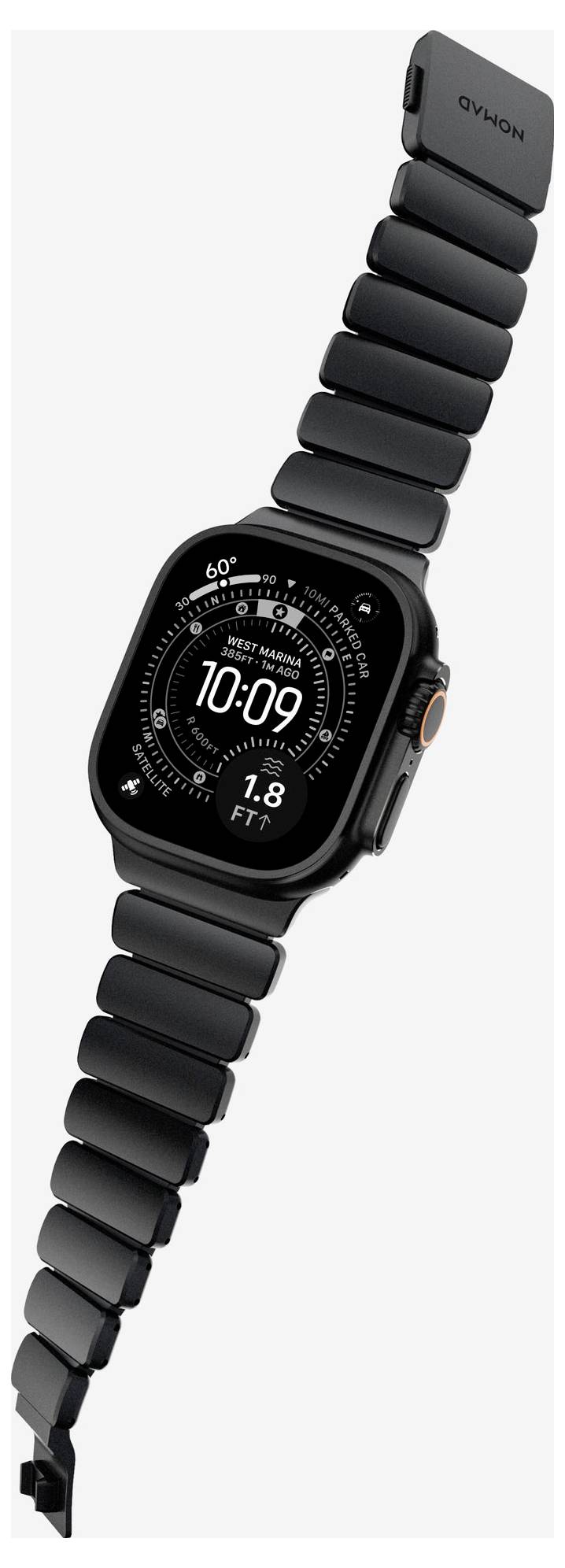 Sort kvadratisk smartwatch med segmenteret rem, der viser digitalt klokkeslæt og fitnessmålinger på displayet.