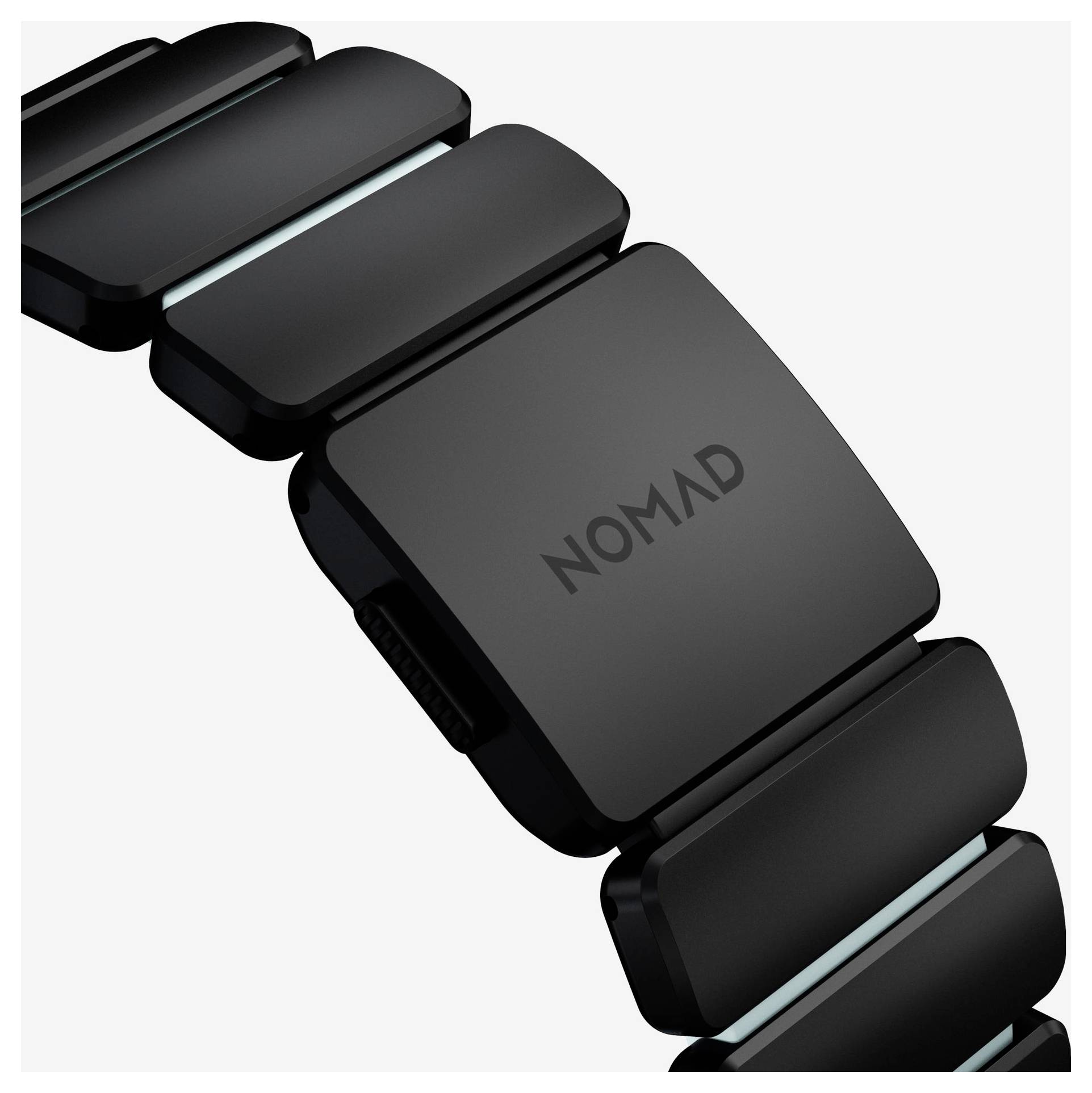 Nærbillede af et sort NOMAD-urearmbånd med mat-finish led og lyseblå accenter på hvid baggrund.