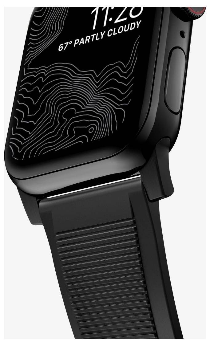 Tætbillede af et sort smartwatch med en riflet bånd, der viser tiden 11:20 og vejret '67° Delvis skyet' på skærmen.