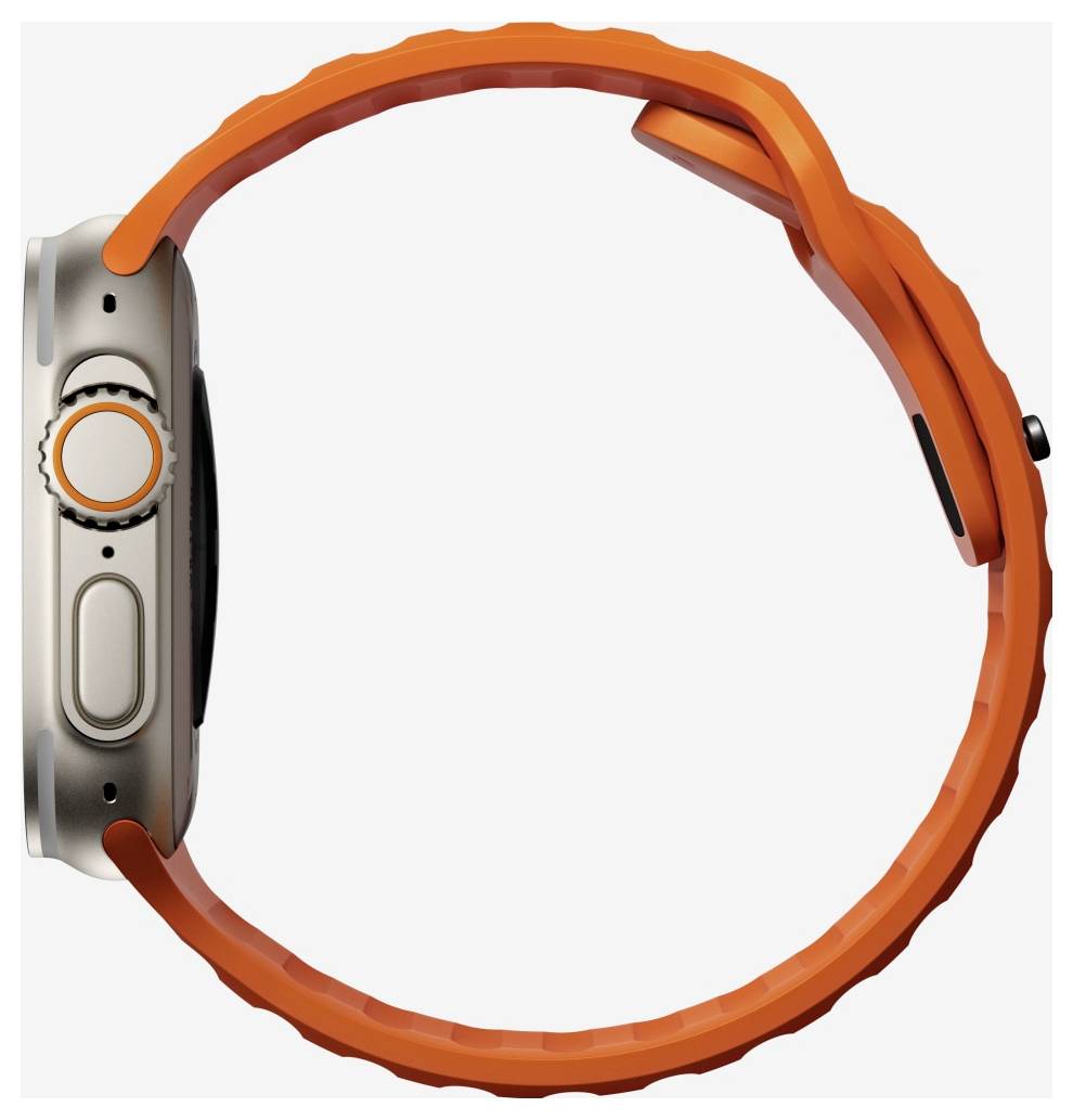 Sidevisning af et smartwatch med et orange sportsbånd og sølvfarvet kabinet på en hvid baggrund.