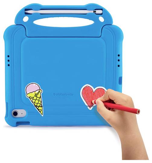 En childs hånd farver en hjerte-klistermærke på et blåt tablet-cover dekoreret med et is-klistermærke.