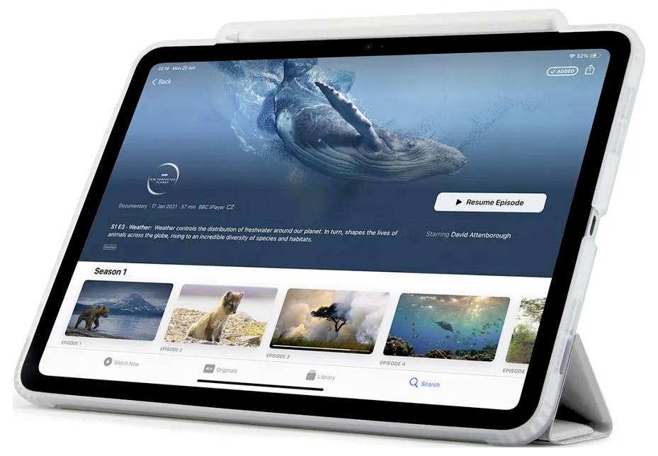 Tablet, der viser en streaming naturfilm med en hval under vandet og episodeminiaturebilleder i en bund-karrusel.