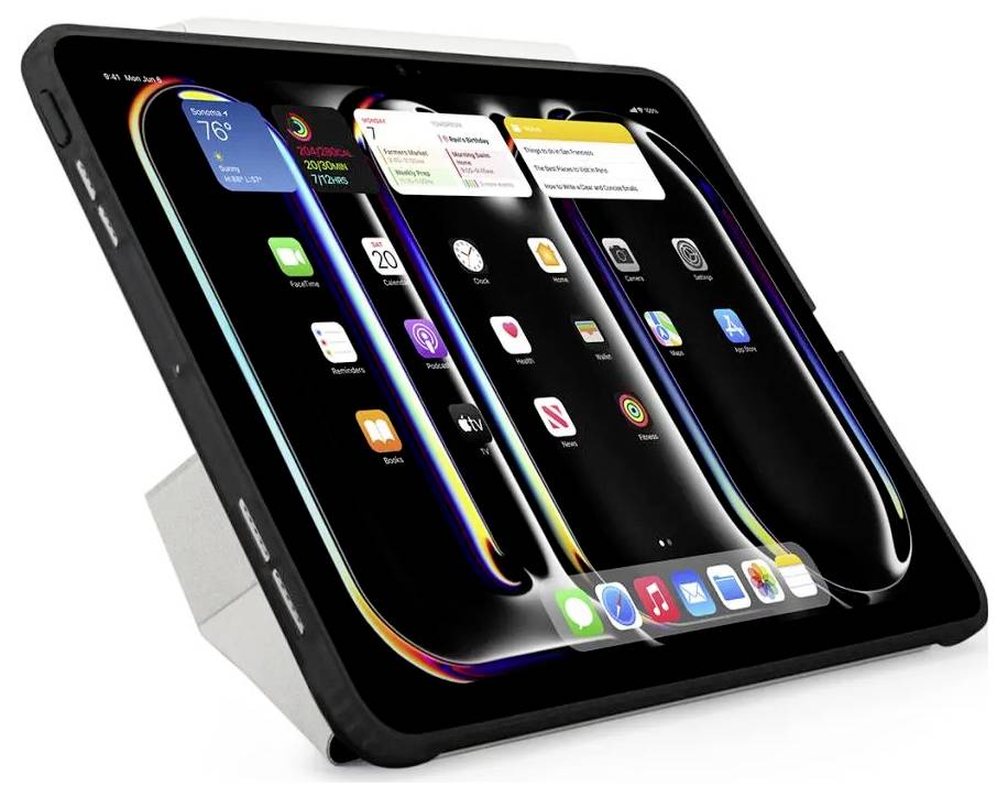 En sort tablet i et robust etui viser en iPad-startskærm med farverige app-ikoner og widgets, vist i en vinkel på en hvid baggrund.