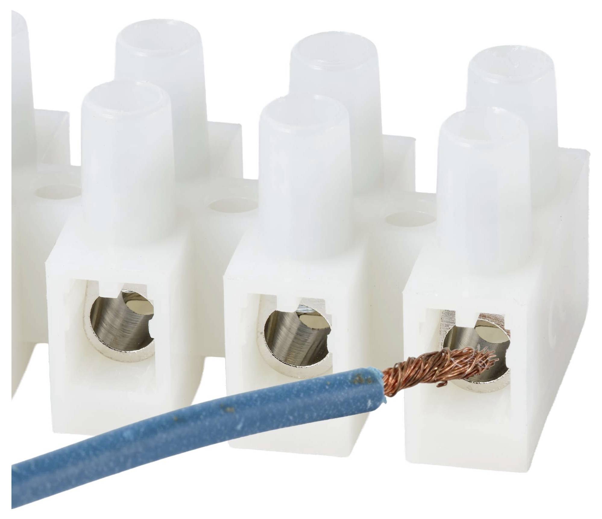 Nærbillede af en ledningsklemme med en blå isoleret ledning indsat i en forbinder, der viser blottede kobbertråde.