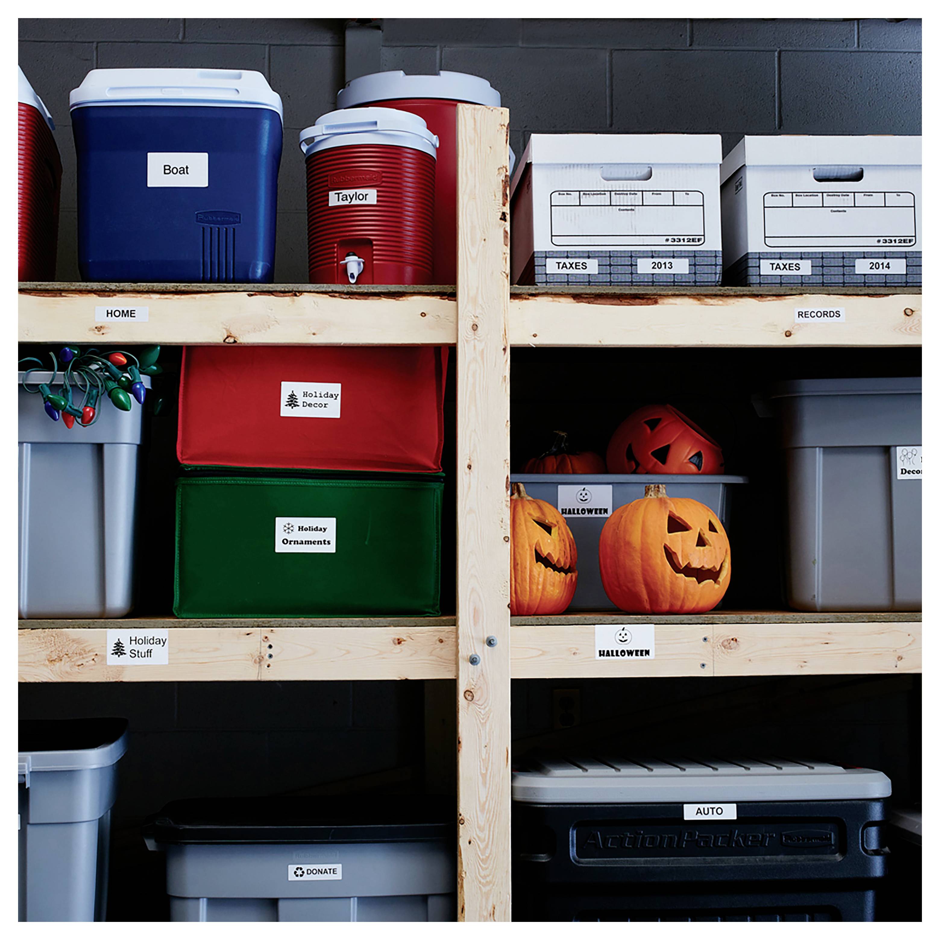 Hyldeopbevaringskasser organiseret efter kategori, herunder båd, skatter, julepynt, halloweenkalebasser, plader og autoudstyr.