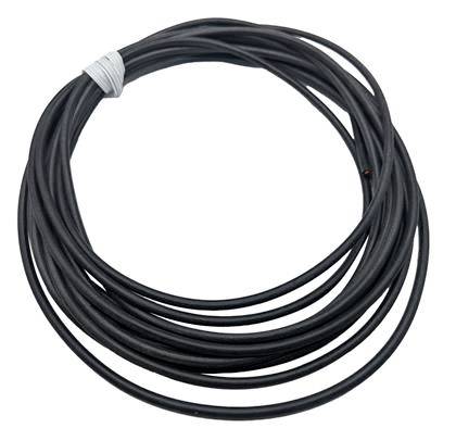 Rullet sort kabel eller tråd på hvid baggrund, med én løs ende, der strekker sig nedad til venstre.