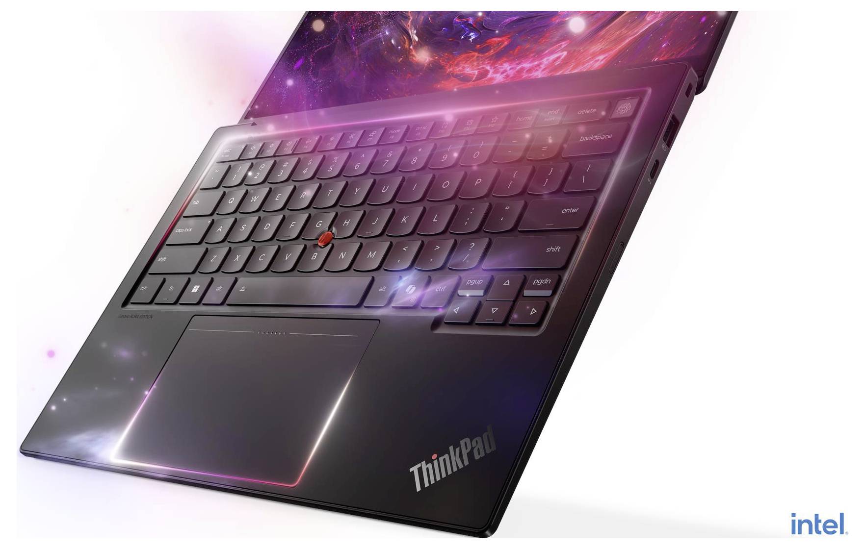 Vinklet Lenovo ThinkPad-bærbar computer med oplyst tastatur og stort touchpad på hvid baggrund, med Intel-logo i nederste højre hjørne.