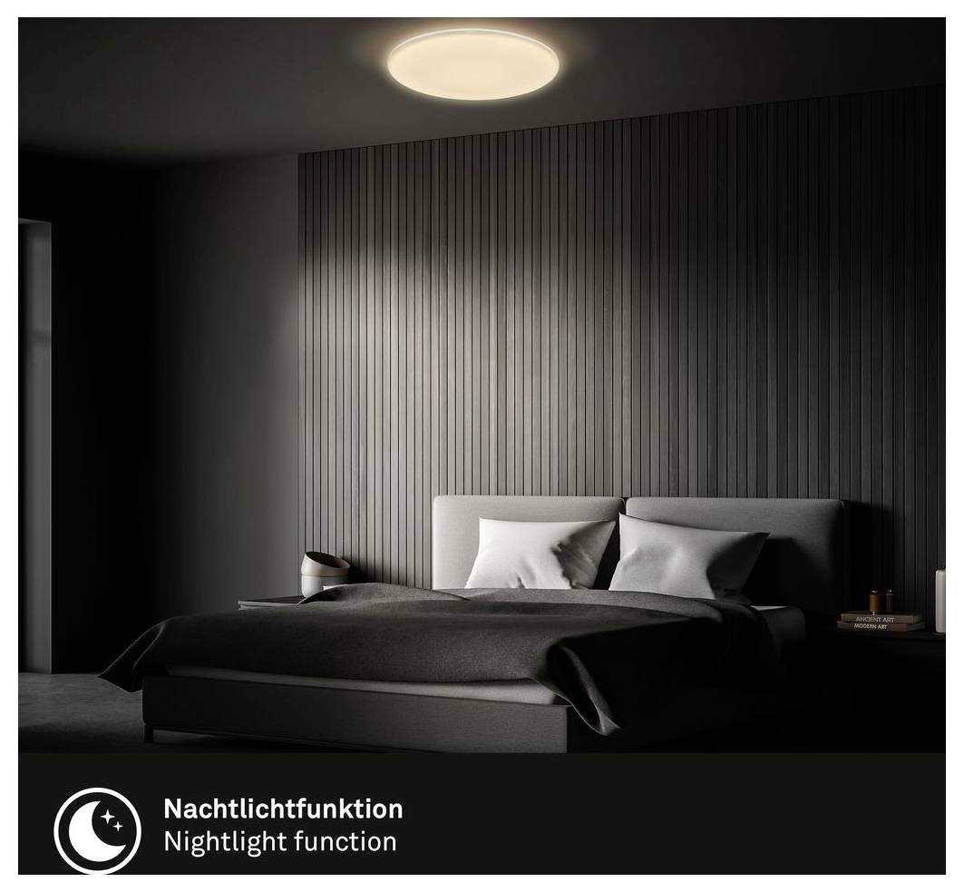 Modernt soveværelse med en seng under blidt tvillys, mærket 'Nachtlichtfunktion' og 'Nightlight function,' der viser en natlysfunktion.