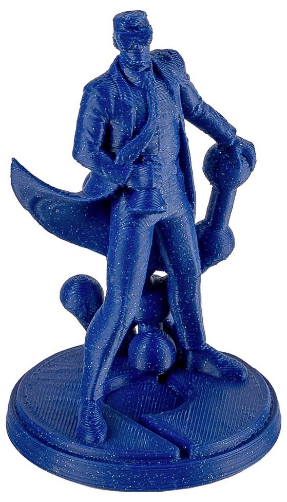 Blå 3D-printet figur af en stående mand i en lang frakke, anbragt på en cirkulær base og holdende en stok eller stav.