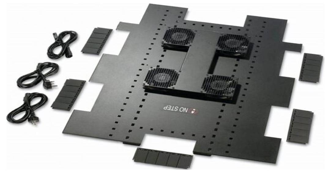 Fladt sort modulært panel med fire integrerede kølelefter, ventilationshul og flere separate kabler og monteringsbeslags udlagt ved siden af det.