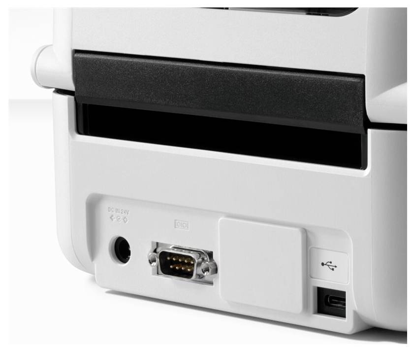 Nærbillede af en printers bagpanel, der viser strøm-, serie- og USB-porte til enhedsforbindelse.