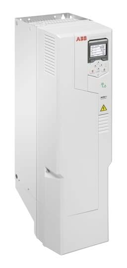 Høj hvid ABB industriel elskab med kontrolpanel på forsiden og advarselsetiket, vist på en simpel baggrund.