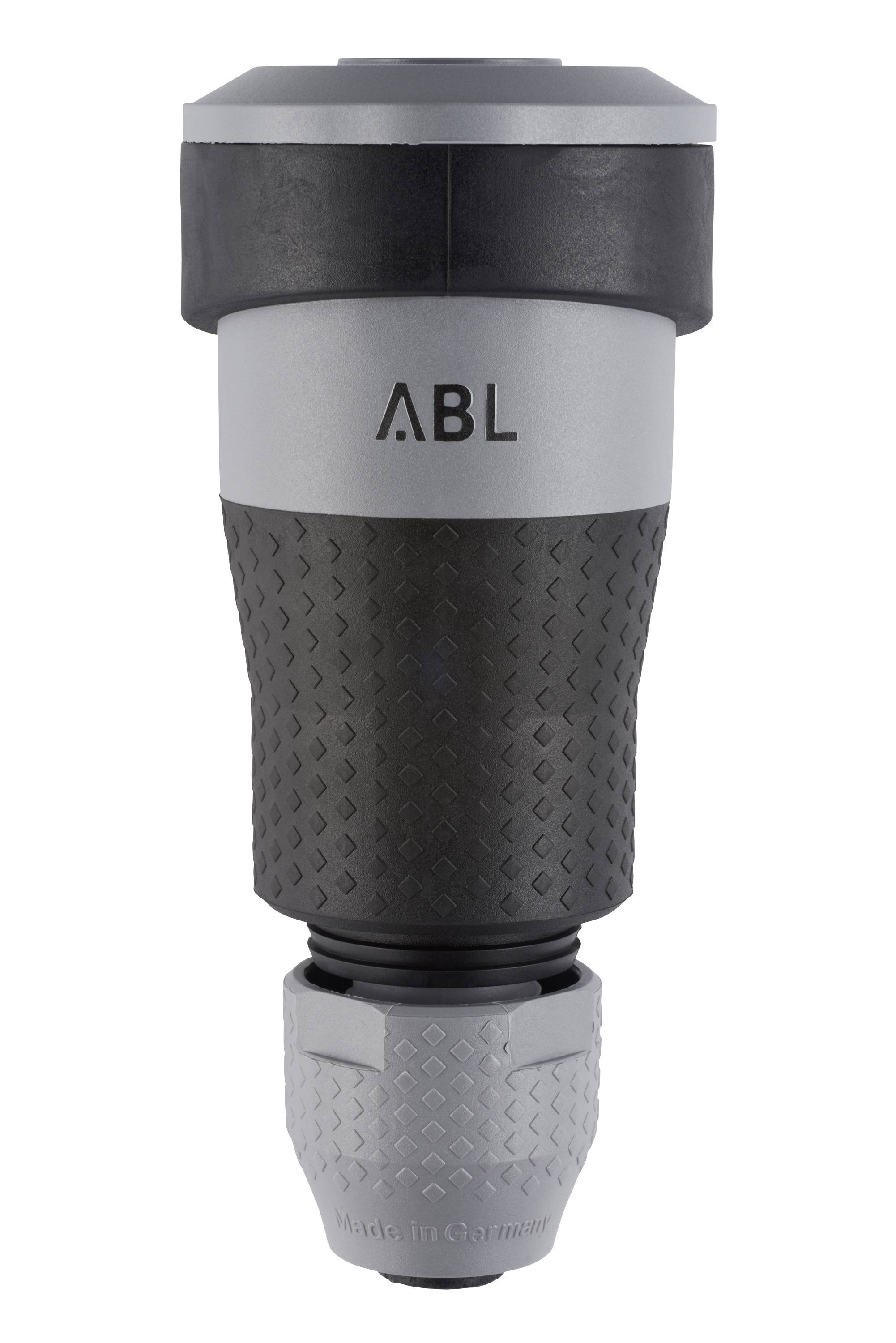 Nærbillede af en grå og sort ABL elektrisk stik eller adapterstik på hvid baggrund.